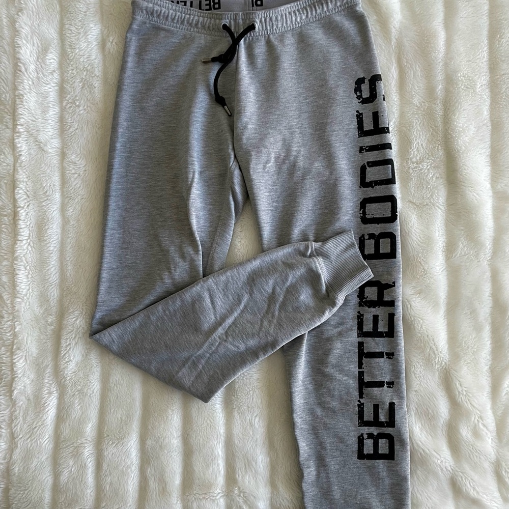 grey sweatpants